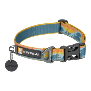Buntes Hundehalsband von Ruffwear mit einem blauen, orangefarbenen und gelben Design, mit einem schwarzen Anhänger und Logo.
