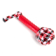 Ein buntes Haustierspielzeug mit einem roten Gummigriff mit Stacheln und einem geknoteten, mehrfarbigen Stoffball am Ende.