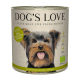 Une boîte de nourriture pour chiens DOG'S LOVE présentant un Yorkshire Terrier souriant sur l'étiquette, avec un texte indiquant qu'il s'agit de poulet 100 % bio.