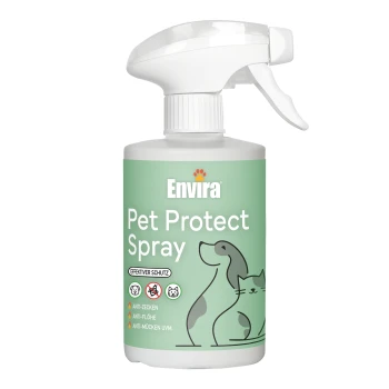 Flasche Envira Pet Protect Spray mit einem grünen Etikett, das eine Hund- und Katzenillustration zeigt, behauptet, Zecken, Flöhe und Mücken abzuwehren.