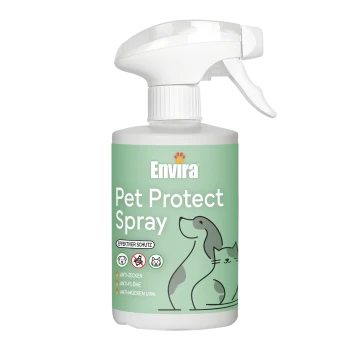Flasche Envira Pet Protect Spray mit einem grünen Etikett, das eine Hund- und Katzenillustration zeigt, behauptet, Zecken, Flöhe und Mücken abzuwehren.
