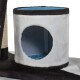 Ein gemütlicher Rückzugsort für Haustiere mit einem runden Eingang, der eine weiche weiße und schwarze Außenseite und ein plüschiges blaues Innere hat.