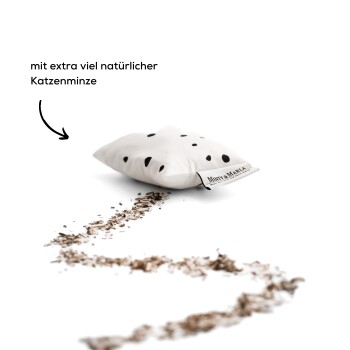 Weißes Katzenminze-Kissen mit schwarzen Punkten, beschriftet mit "Minty & Marla," umgeben von verstreuter Katzenminze und Text auf Deutsch.
