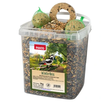 Ein klarer Behälter mit Vogelfutter, zwei grünen Fettbällen und einer Scheibe oben. Das Etikett lautet "PANTO Winterbox," 3 kg Mischfutter für Wildvögel.