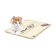 Eine flauschige orange-weiße Katze liegt auf einer beigen Haustiermatte mit einem schlichten Design und dem Markennamen "meori" in der Ecke.