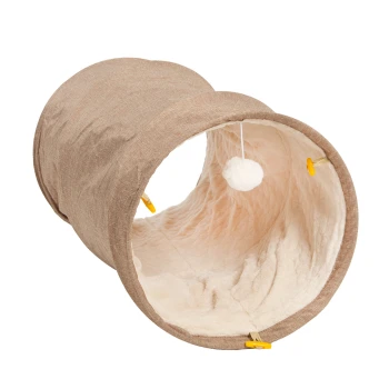 Ein weicher, beiger Haustiertunnel mit einem plüschigen Innenraum und einem hängenden Pom-Pom-Spielzeug, entworfen für Katzen zum Spielen und Verstecken.