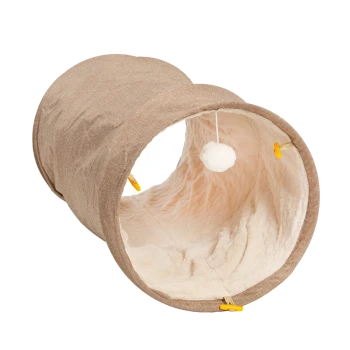 Ein weicher, beiger Haustiertunnel mit einem plüschigen Innenraum und einem hängenden Pom-Pom-Spielzeug, entworfen für Katzen zum Spielen und Verstecken.