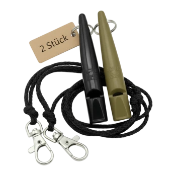 Zwei Hundetrainerpfeifen (schwarz und oliv) an schwarzen Umhängebändern mit silbernen Clips und Anhänger mit der Aufschrift '2 Stück'.