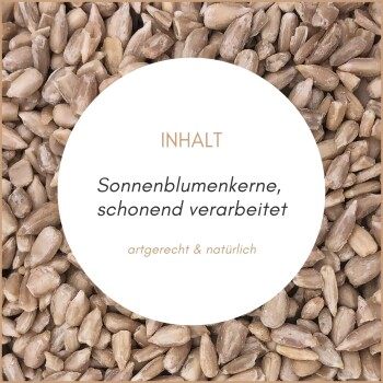 Nahaufnahme von geschälten Sonnenblumenkernen mit weißem Kreis, der deutschen Text enthält: „INHALT Sonnenblumenkerne, schonend verarbeitet artgerecht & natürlich.“