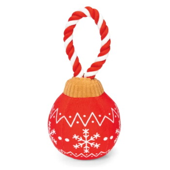 Rotes rundes Weihnachtshundespielzeug mit weißem Schneeflockenmuster, gelbem Strickkragen und rot-weiß gedrehtem Seilgriff.
