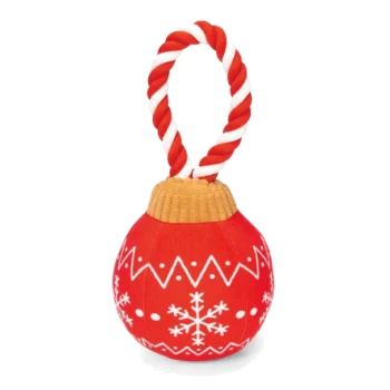 Rotes rundes Weihnachtshundespielzeug mit weißem Schneeflockenmuster, gelbem Strickkragen und rot-weiß gedrehtem Seilgriff.