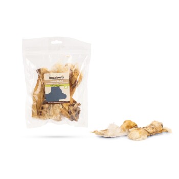 Eine transparente Tüte mit Beeztees Kaninchenhautrollen-Hundeleckerlis, beschriftet mit "Rabbit Skin Roll" und "Glutenfrei" in Englisch und Niederländisch.