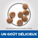Image de croquettes rondes pour animaux, d'environ 4 x 6,5 mm, avec le texte "UN GOÛT DÉLICIEUX" affiché en évidence.
