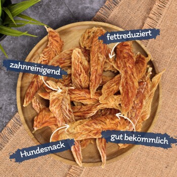 Ein Holzbrett gefüllt mit Hundesnacks in Streifenform, beschriftet mit den Texten: "Hundesnack," "fettreduziert," "zahreinigend," und "gut bekömmlich."