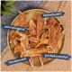Ein Holzbrett gefüllt mit Hundesnacks in Streifenform, beschriftet mit den Texten: "Hundesnack," "fettreduziert," "zahreinigend," und "gut bekömmlich."