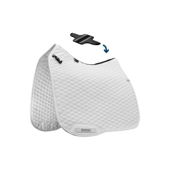 Weißes, gestepptes Sattelpad für Pferde mit einem schwarzen Befestigungsriemen, das das Stubben-Logo in der unteren rechten Ecke zeigt.