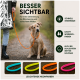 Orange Schleppleine mit schwarzen Verbindern und einem Holzstopper auf schwarzem Hintergrund.