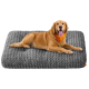 Golden Retriever Hund trägt ein orangefarbenes Bandana und liegt auf einem großen grauen, strukturierten Haustierbett.