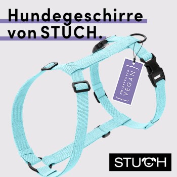 Ein hellblaues Hundegeschirr von STUCH, mit einer schwarzen Schnalle und einem Anhänger, auf dem "PETA APPROVED VEGAN" steht.