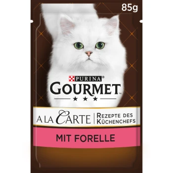 Purina Gourmet A La Carte kattenvoerzakje met een witte pluizige kat op de voorkant, gelabeld 'Mit Forelle' (met forel), 85g.