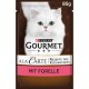 Pochette de nourriture pour chats Purina Gourmet A La Carte avec un chat blanc et duveteux sur le devant, étiquetée "Mit Forelle" (avec truite), 85g.