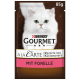 Purina Gourmet A La Carte Katzenfutterbeutel mit einer weißen flauschigen Katze auf der Vorderseite, beschriftet mit "Mit Forelle", 85g.