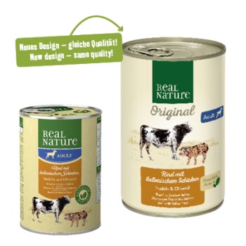 Karma w puszkach i mokra karma Real Nature dla psów z nowymi etykietami mówiącymi "Neues Design – gleiche Qualität!" oraz "New design – same quality!"