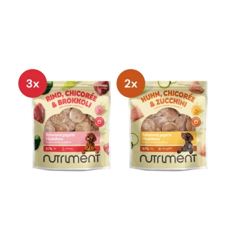 Drei Packungen Nutriment Rind, Chicorée & Brokkoli Hundemedallions und zwei Packungen Nutriment Huhn, Chicorée & Zucchini Hundemedallions.