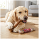 Golden retriever sur un plancher en bois mâchant un gros os brun, un os emballé à côté étiqueté FIT+FUN et KAUKNOCHEN.