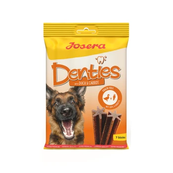 Hundeleckerli-Verpackung mit "Josera Denties mit Ente & Karotte", getreidefrei, zeigt einen glücklichen Hund und sieben Stäbchen-Leckerlis.