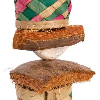 Buntes, geflochtenes Haustierspielzeug aus natürlichen Materialien, mit einer Muschel und geschichteten Kokosfasern, ideal für kleine Tiere.