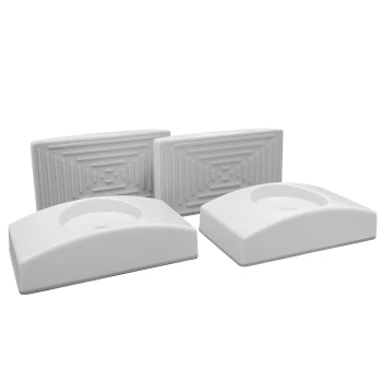 Vier weiße Futternäpfe oder Wassernäpfe für Haustiere in verschiedenen Formen, mit einer glatten Oberfläche und einer zentralen kreisförmigen Vertiefung für Stabilität.