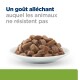 Bol de nourriture humide pour animaux avec une variété de croquettes brunes, accompagné du texte "Un goût alléchant auquel les animaux ne résistent pas."