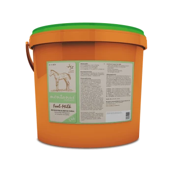 Oranger Eimer mit der Aufschrift "Fohlen-Milch" für Fohlen, mit einem grünen Deckel, der eine Pferdeillustration und detaillierte Nährwertangaben an der Seite zeigt.