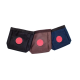Drei Haustier-Leckerli-Tüten in Schwarz, Braun und Marineblau, jede mit einem roten runden Logo auf der Vorderseite, auf einem weißen Hintergrund präsentiert.