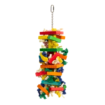 Buntes Vogelspeilzeug aus Holzblöcken und Seilen, das an einer Metallkette hängt, entworfen für die Unterhaltung von Haustieren.