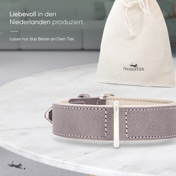 Ein graues Haustierhalsband mit weißen Nähten liegt auf Marmor neben einer beigen Tasche, die mit "FREUDENTIER" beschriftet ist, mit niederländischem Produktionstext.