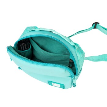 Türkisfarbener Halter für Hundekotbeutel mit einer Rolle schwarzer Beutel innen, geöffnet gezeigt mit verstellbarem Riemen.