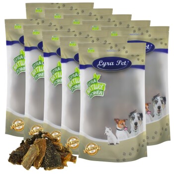 Eine Sammlung von Lyra Haustierfutterverpackungen, die ein Thema der natürlichen Kraft zeigt, mit einem Haufen getrockneter Fleischleckerlis davor.