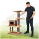 Ein Mann in einem schwarzen Poloshirt steht neben einem Holz-Katzenbaum mit mehreren Ebenen, Kratzpfosten und einem gemütlichen Versteck.
