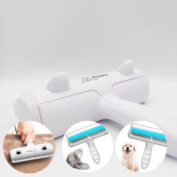 Ein weißes Katzenohren-Haustierpflegewerkzeug mit der Bezeichnung "Petastican", das bei der Anwendung auf dem Fell eines Haustiers mit zwei anderen Pflegewerkzeugen gezeigt wird.