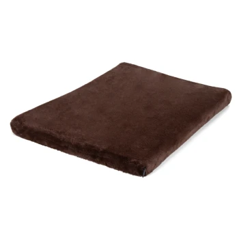 Braunes Haustierbett mit einer weichen, plüschigen Oberfläche, rechteckiger Form und leicht erhöhten Rändern, geeignet für Hunde oder Katzen.