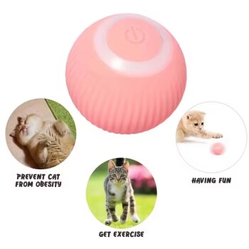 Ein interaktives Katzenspielzeug in Pink mit einem Ein/Aus-Schalter, umgeben von drei Katzenbildern mit den Beschriftungen "Fettleibigkeit verhindern", "Bewegung bekommen" und "Spaß."