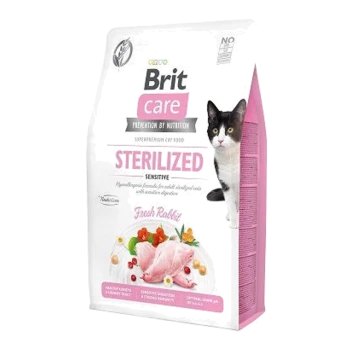 Eine Tüte Brit Care Superpremium Katzenfutter "Sterilized Sensitive" mit frischem Kaninchen, mit einem Bild einer schwarz-weißen Katze.