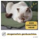 Eine schlafende Katze auf einer weichen grünen Tiermatte, mit dem Text 'KEIN KNISTERN MEHR' und 'Angenehm geräuschlos', der ruhigen Komfort fördert.