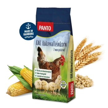 PANTO KAK Hühnerfutterbeutel mit einer Henne und vier Küken auf Gras, betont hohen Proteingehalt und Aminosäuren.