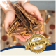 Eine Person hält ein Bündel natürlicher Haustierleckereien in den Händen, mit einem Aufkleber, der "Beste Qualität" und "15 Jahre" auf Deutsch angibt.