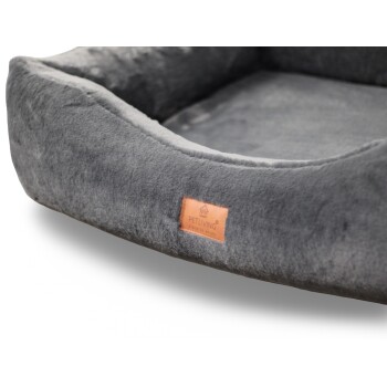 Graues, plüschiges, rechteckiges Haustierbett mit erhöhten Randpolstern und orangefarbenem Etikett mit der Aufschrift PETLIVING Ort zum Wohlfühlen.