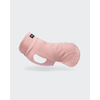 Rosa Fleece-Hundejacke mit Öffnung für Geschirr und kleinem schwarzem Etikett mit der Aufschrift "PA"