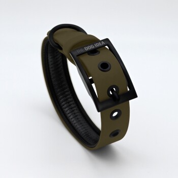 Ein stilvoller Hundehalsband in Olivgrün mit einer schwarzen Schnalle, auf der der Text "DIE HUND IDEE" steht.